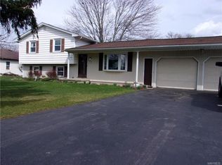 7117 Old English Rd, Lockport, NY 14094