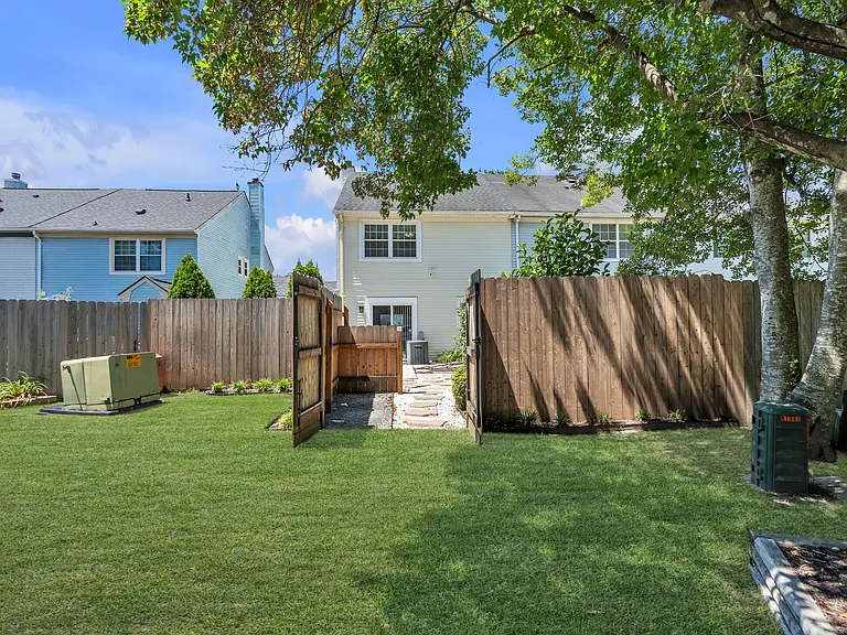 1341 Victorian Cres — Photo 7