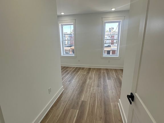 5th image of 2236 Moore St #2