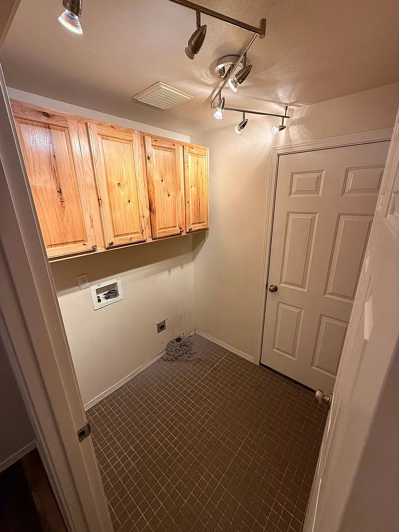 Check Out This Spacious, Welcoming Home In The Mountain View District — Photo 3