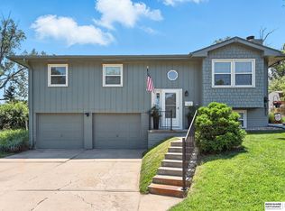 603 Cedardale Rd, Papillion, NE 68046