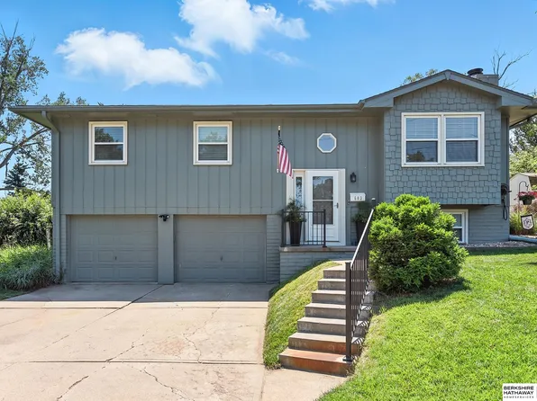 603 Cedardale Rd, Papillion, NE 68046