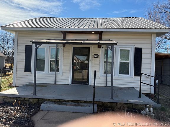 2nd image of 933 E Maple St