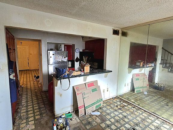 3rd image of 831 E Oltorf St