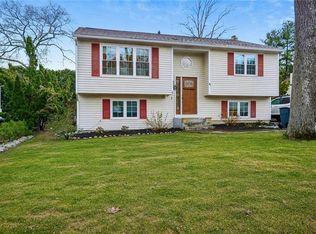 8 Sweet Fern Trl, Narragansett, RI 02882