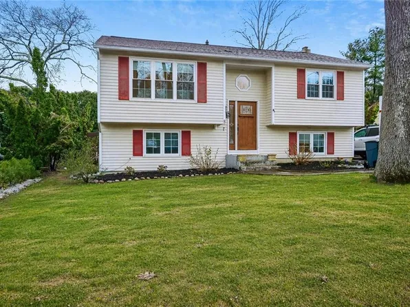 8 Sweet Fern Trl, Narragansett, RI 02882