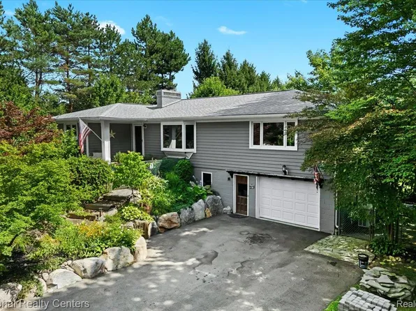 1785 Middle Rd, Highland, MI 48357