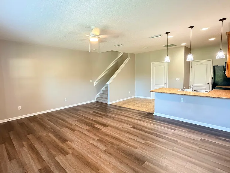 2755 Hollybrook Ln — Photo 6