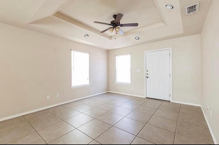 Spacious open floor -living room