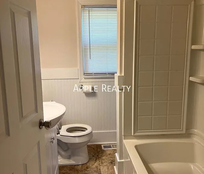 2219 Charlotte St — Photo 8