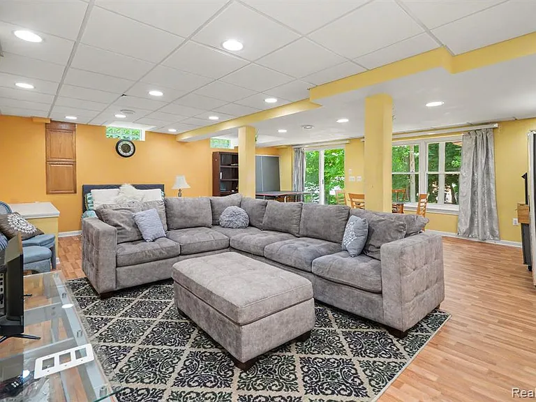 425 Thornridge Ct — Photo 24