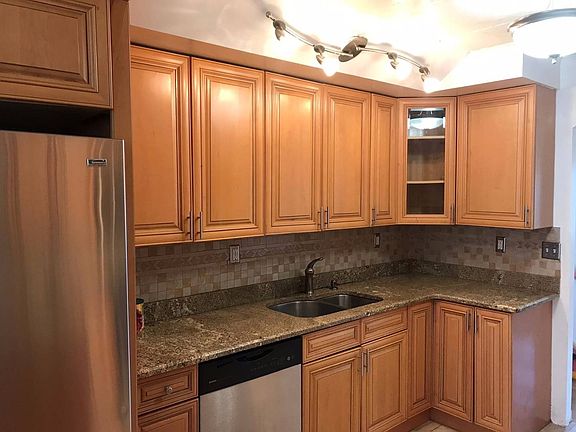 4th image of 1049 Bryant Ave #2