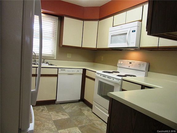 5th image of 108 Meadow Park Ln APT D