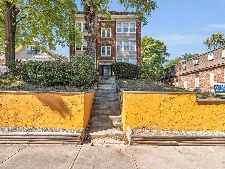 4226 Locust St — Photo 2