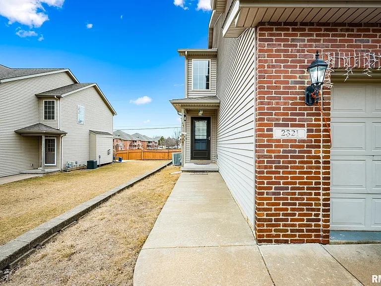 2321 W Kenfield Ct — Photo 2