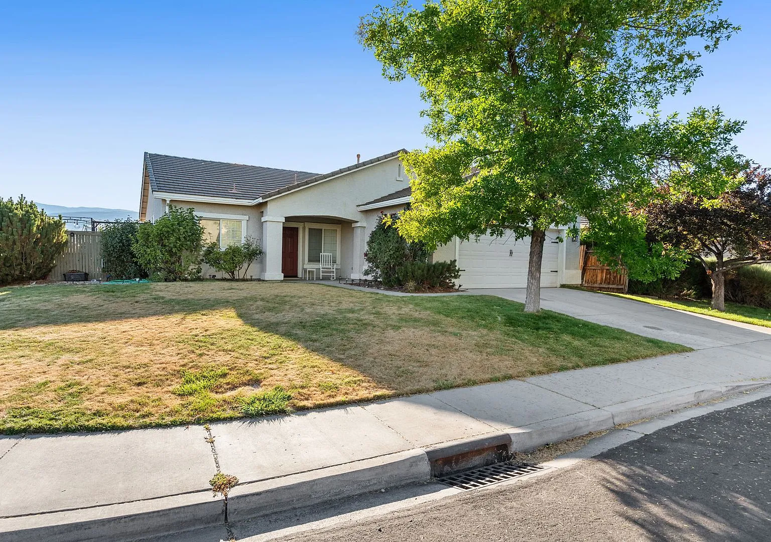 3 bd 2 bth Double Diamond Home Available Now — Photo 1