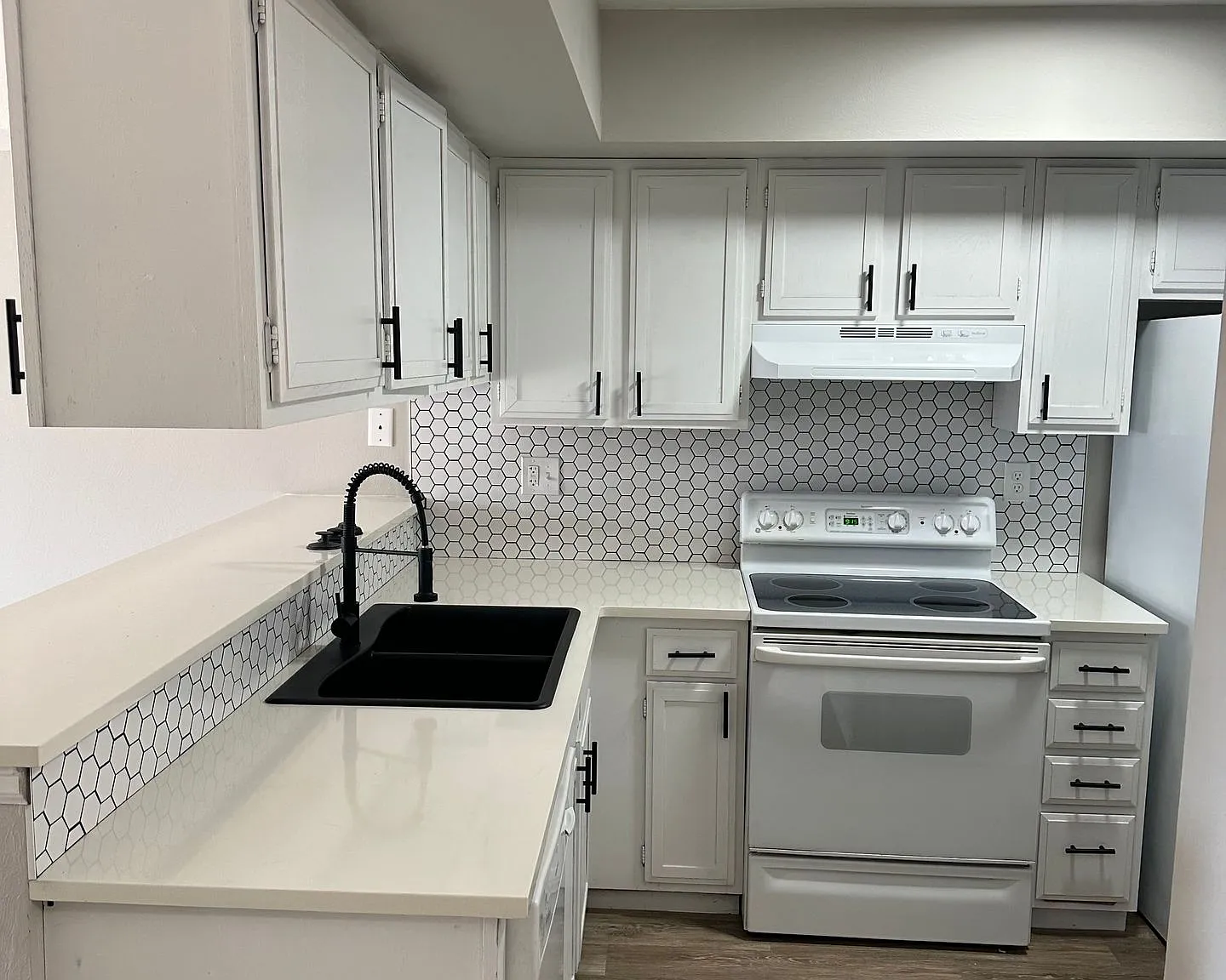 5456 - 5462 Fiesta Lane — Photo 3