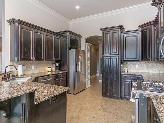 5th image of 427 Hidden Oaks Cir
