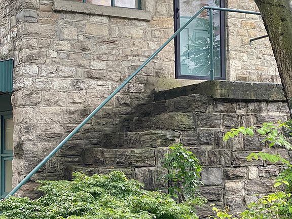 Side entry to upstairs.