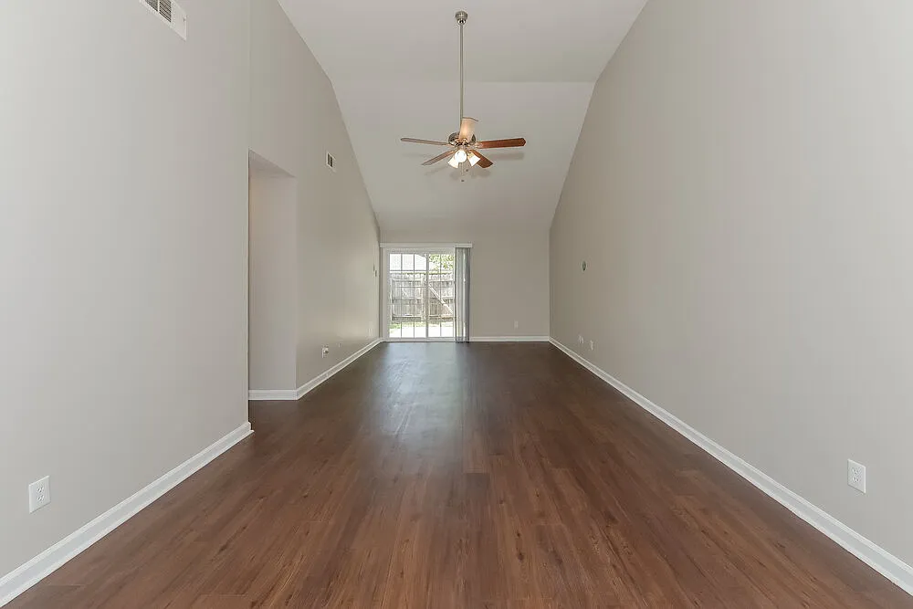 3 bed, 2.0 bath, 1311 sqft, $2,180 — Photo 4