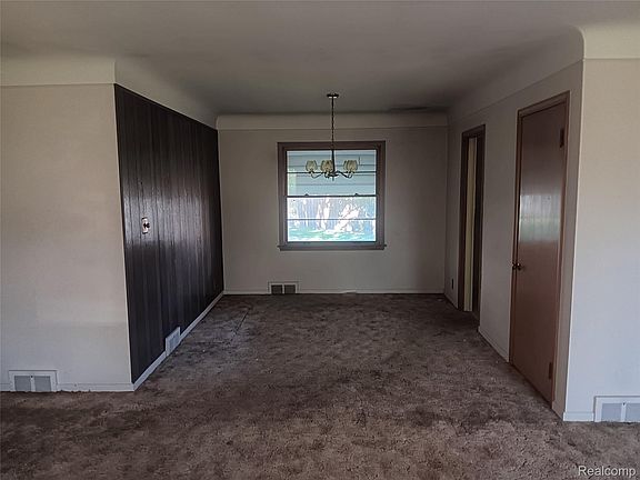 3rd image of 967 Washington Rd