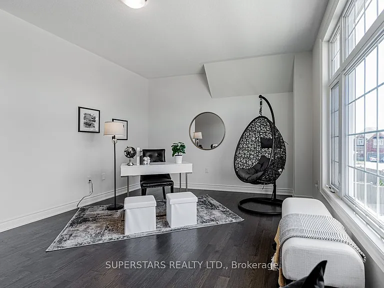 11 Empire Dr — Photo 24