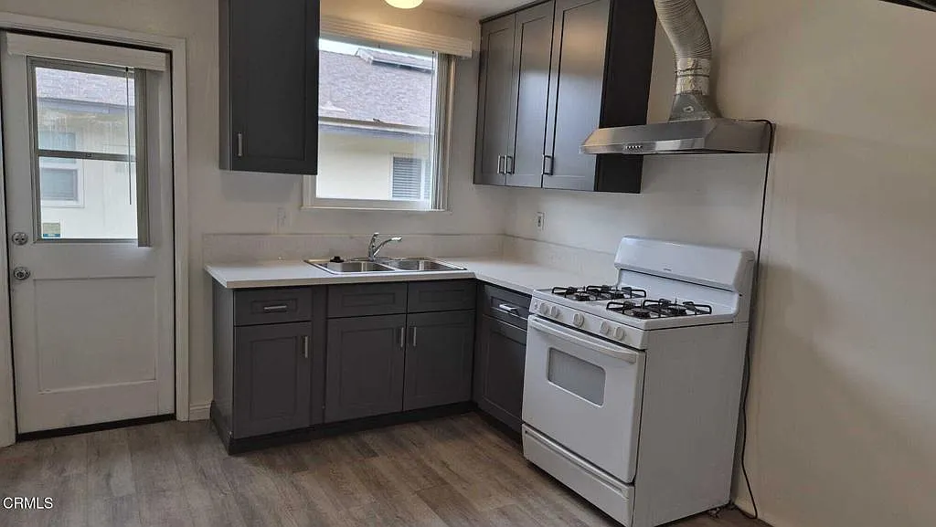 2 bed, 1.0 bath, 900 sqft, $2,300 — Photo 4