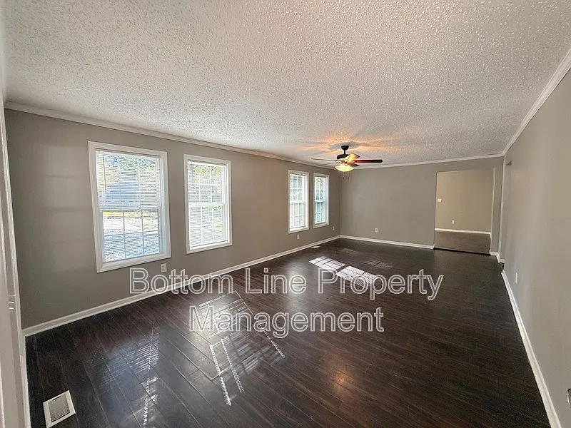 3 bed, 2.0 bath, 1400 sqft, $1,650 — Photo 2