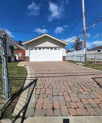 4th image of 27000 Jefferson Ave
