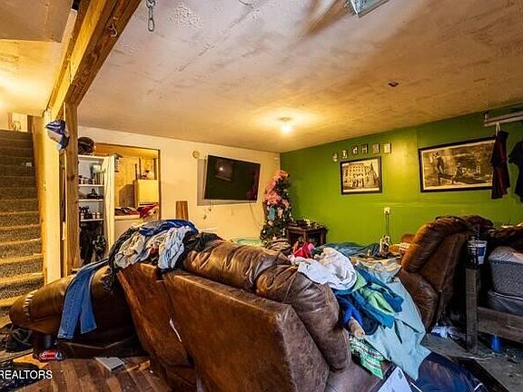 4th image of 155 Rose Ln