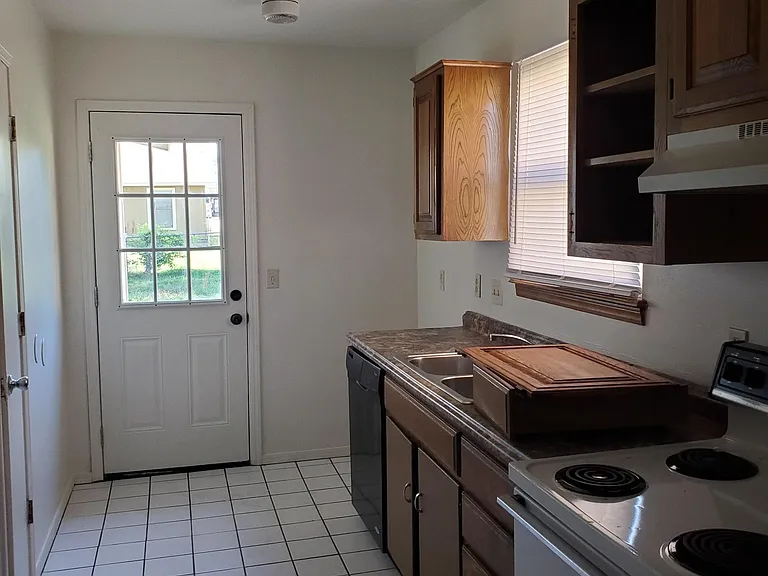 1024 N Oak Ct — Photo 9