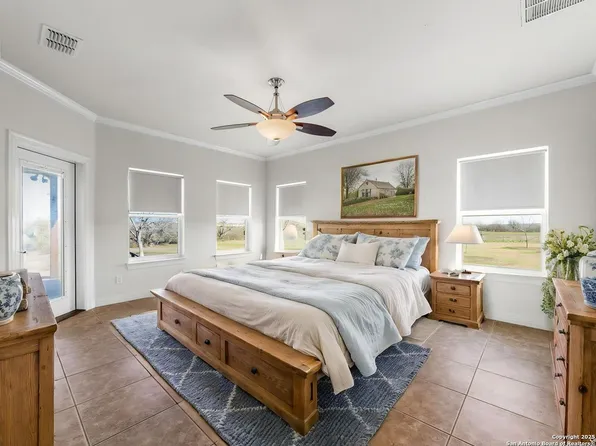 203 Colette Ln, Marion, TX 78124