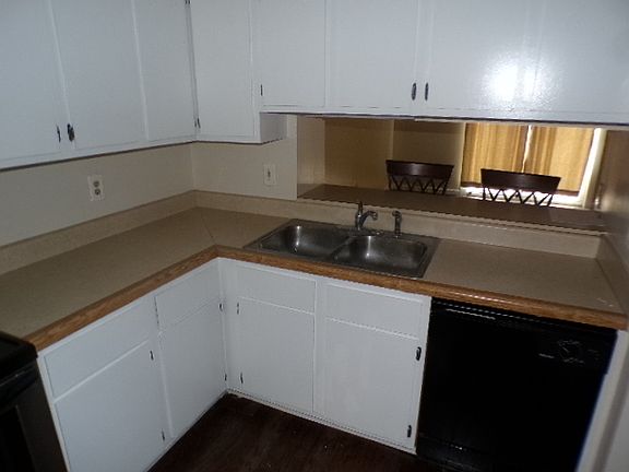 4th image of 486 Foxtrail Cir E