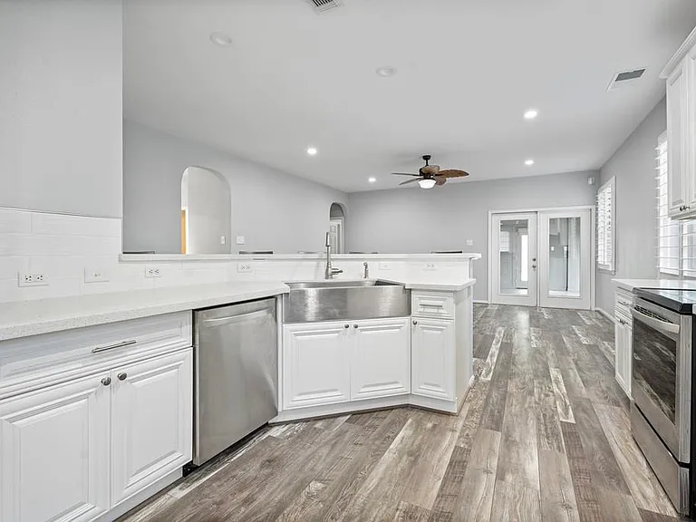 421 Livingstone Ln — Photo 9