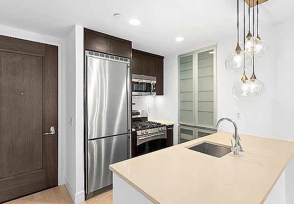 4th image of 212 W 72nd St #18A