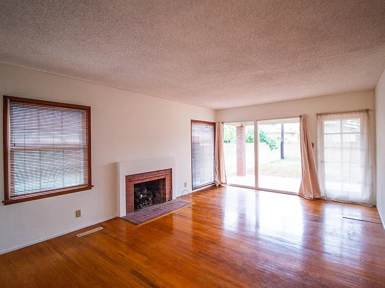 2702 Ladoga Ave — Photo 2