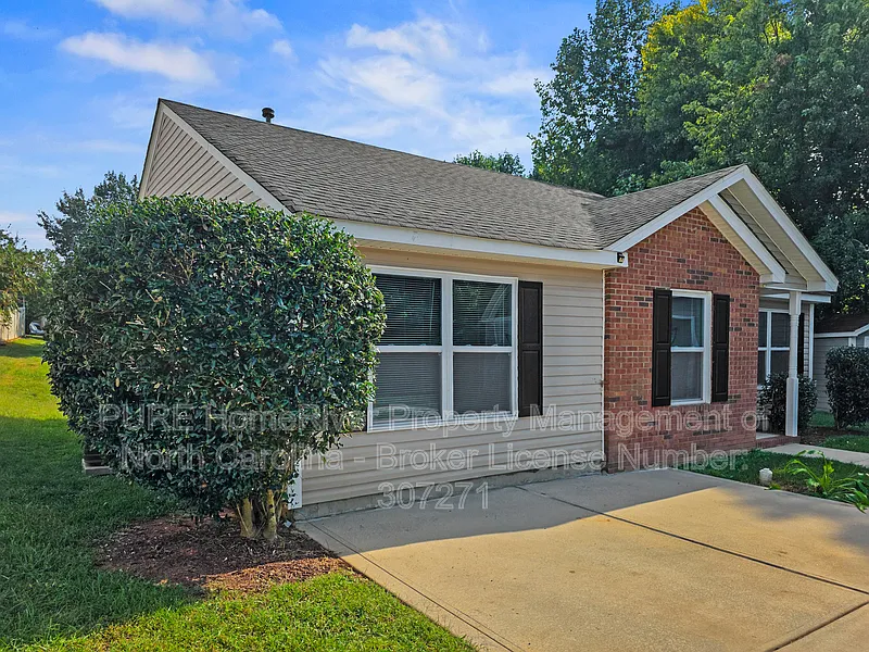 3 bed, 2.0 bath, 1095 sqft, $1,625 — Photo 3