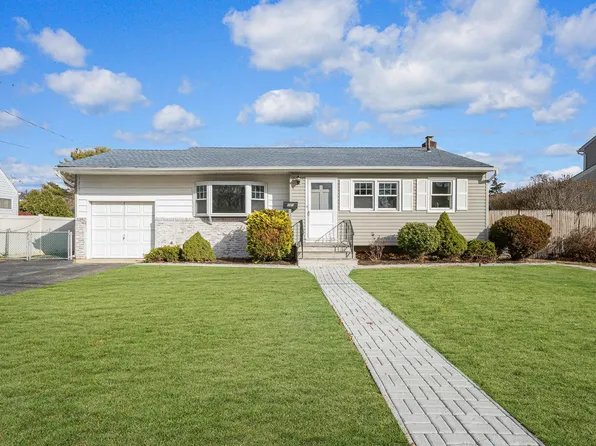 380 N Greene Avenue, Lindenhurst, NY 11757