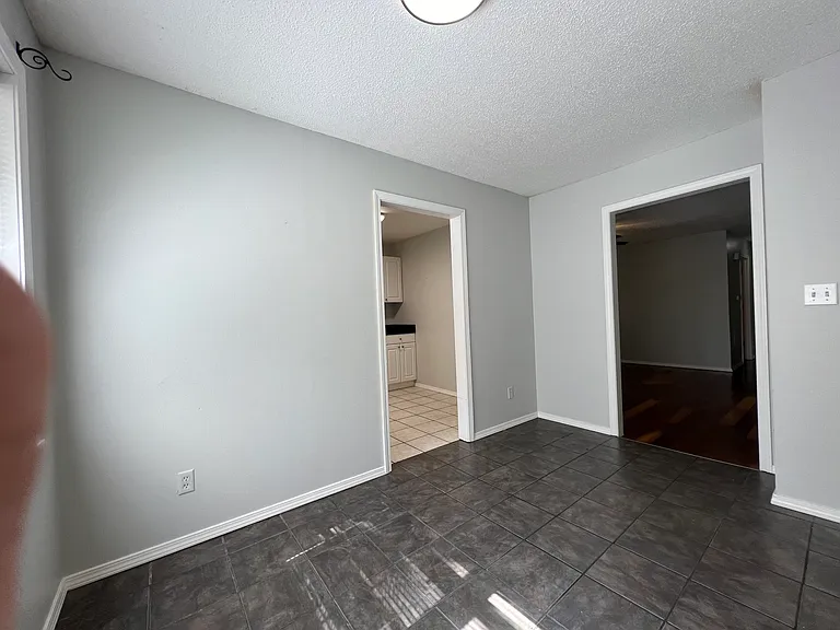 323 E Berkeley St — Photo 4