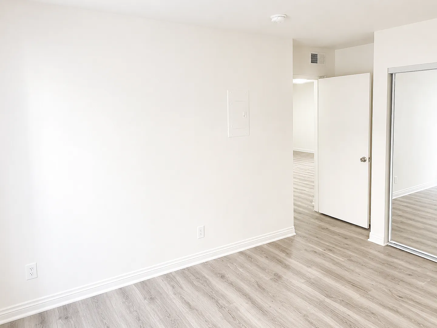 15020 Burbank Blvd — Photo 4