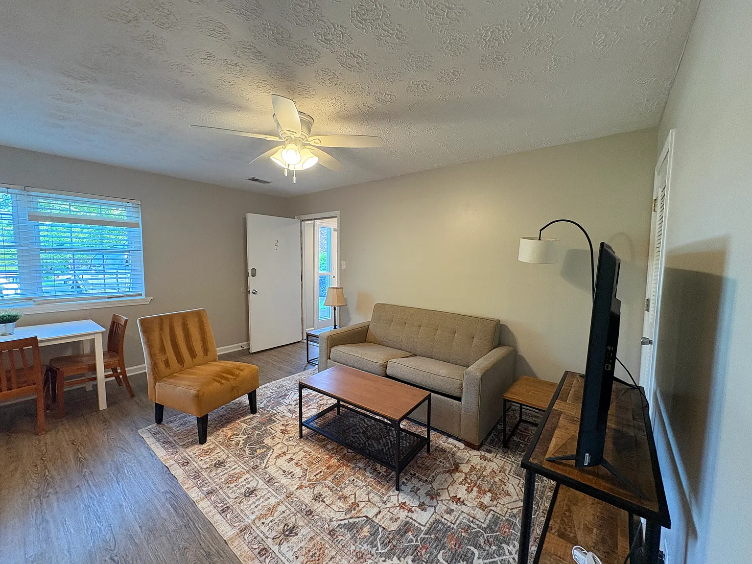 2 bed, 850 sqft, $2,200 — Photo 3