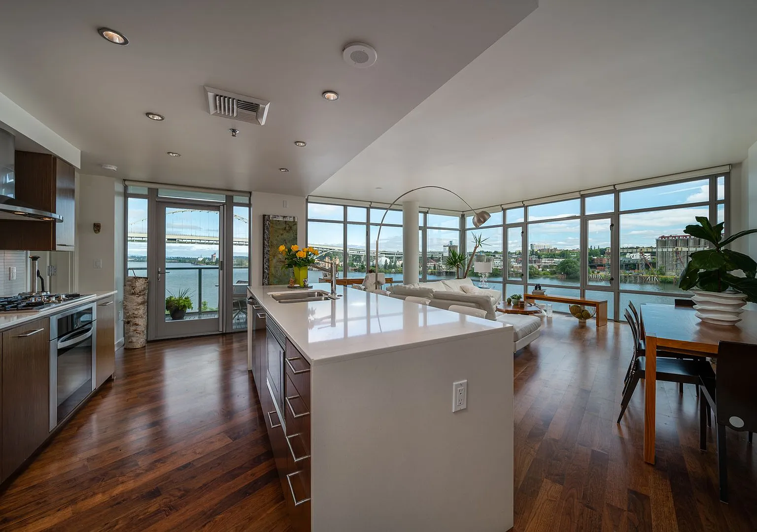 Fully Furnished Waterfront Pearl Condo W/Most Utilities/2 Parking Spaces/Most Utilities — Photo 2