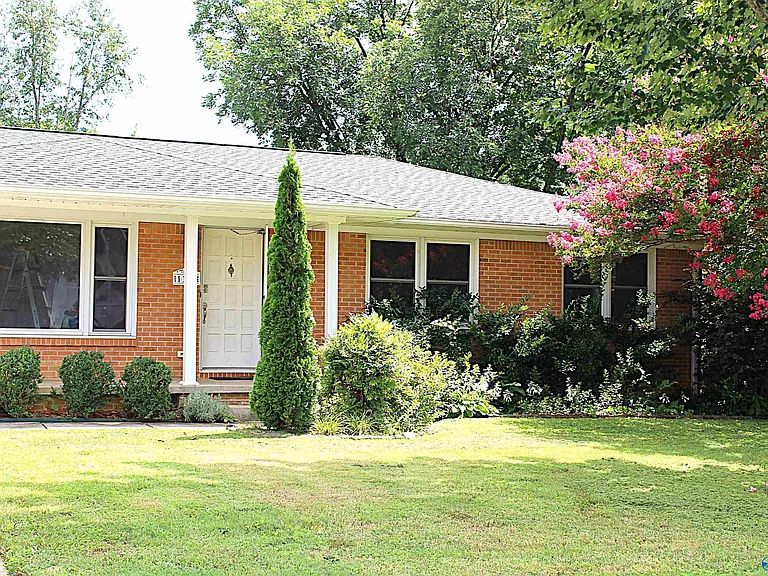 1302 Philpot Ave NE — Photo 1