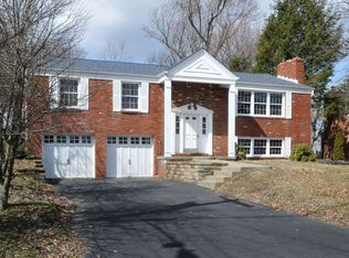 225 Essex Knoll Dr, Coraopolis, PA 15108