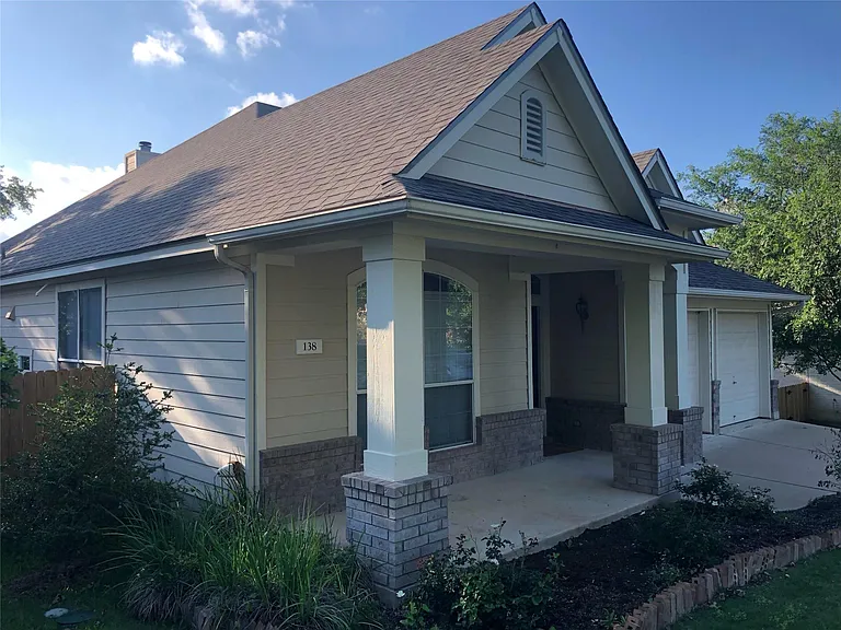 138 Chestnut Ct — Photo 1