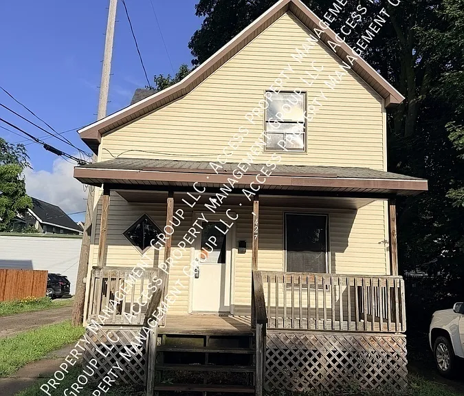 427 Pine Ave NW — Photo 1