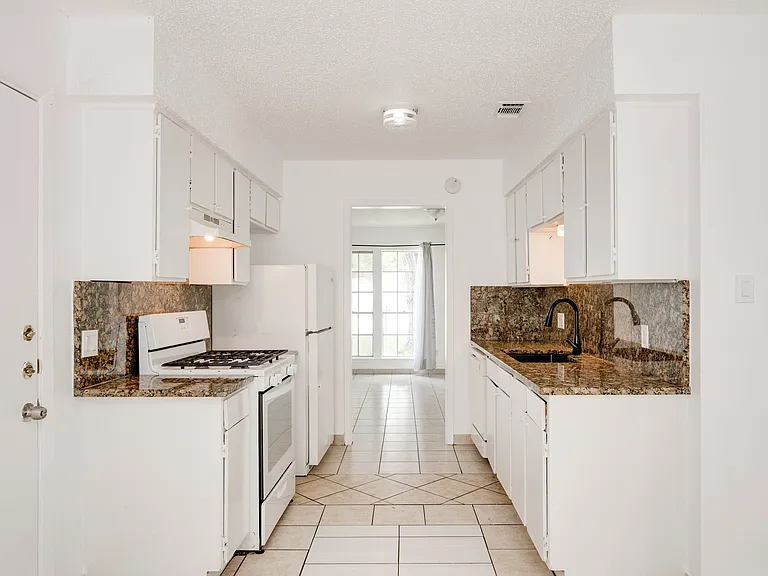 9502 N Creek Dr — Photo 6