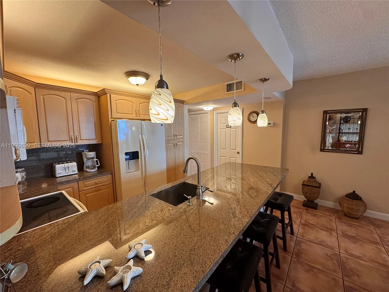 Sea Air Towers Condo — Photo 2