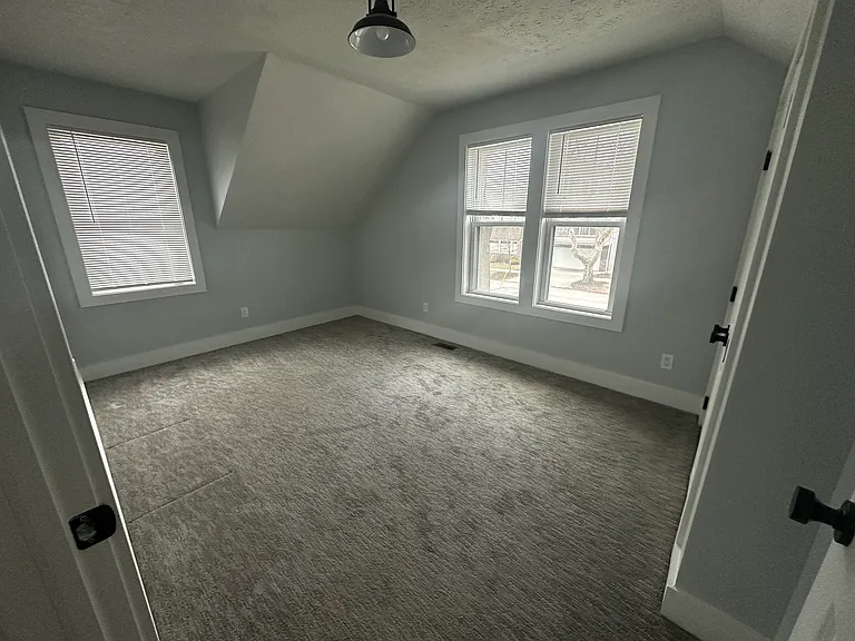 2465 Tremont Ave — Photo 15