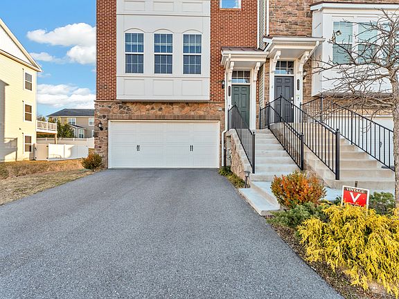 3rd image of 8257 Meadowood Dr